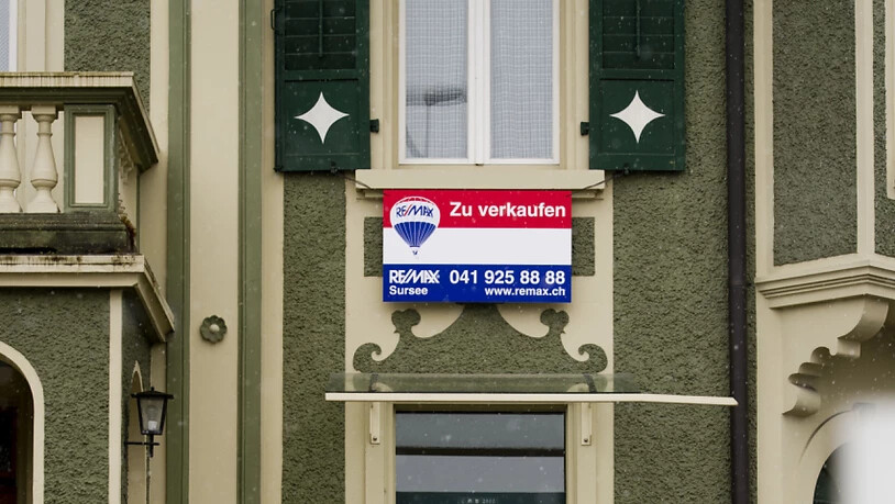 Die Banken bleiben im Hypothekarmarkt dominierend: ein Haus in Hergiswil steht zum Verkauf (Archivbild).