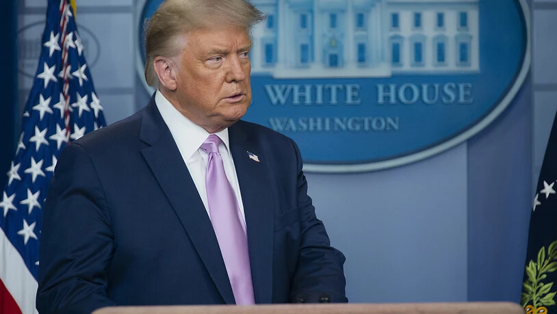 Donald Trump, Präsident der USA, schaut während einer Pressekonferenz im Weißen Haus über das Coronavirus zur Seite. Foto: Andrew Harnik/AP/dpa