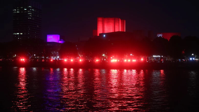 Das Nationaltheater in London und die South Bank werden rot beleuchtet, um auf über eine Million Arbeitsplätze in der Unterhaltungsindustrie aufmerksam zu machen, die nach dem Ausbruch des Coronavirus ohne finanzielle Unterstützung sind. Foto: Yui Mok/PA…