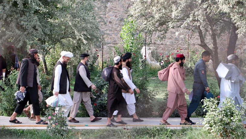 HANDOUT - Taliban-Gefangene werden aus der Haftanstalt Pol-e Tscharchi entlassen. Foto: -/Afghanistan's National Security Council/AP/dpa - ACHTUNG: Nur zur redaktionellen Verwendung und nur mit vollständiger Nennung des vorstehenden Credits