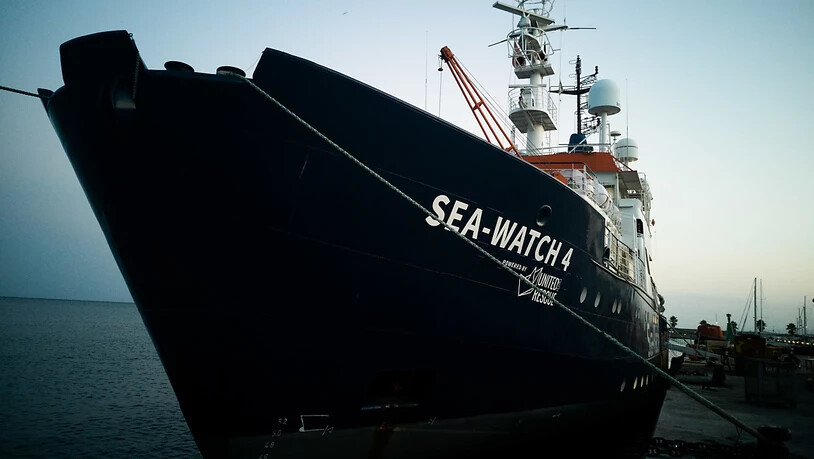 HANDOUT - Das neue Seenotrettungsschiff "Sea-Watch 4" liegt im Hafen von Burriana. Das Rettungsschiff hat Spanien verlassen, um erstmals im Mittelmeer vor Libyen schiffbrüchige Migranten aufzunehmen. Foto: Chris Grodotzki/MSF/dpa - ACHTUNG: Nur zur…