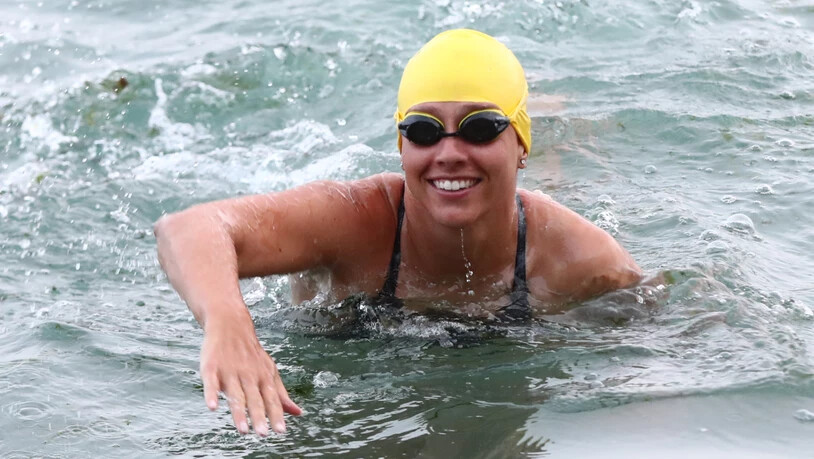 Chloe McCardel, Ausdauerschwimmerin, vor Abbotts Cliff in der Nähe von Folkestone am Anfang ihres rekordverdächtigen Schwimmversuch über den Ärmelkanal. Damit würde die 35-jährige Australierin zum 35. Mal erfolgreich den Ärmelkanal überqueren und den…