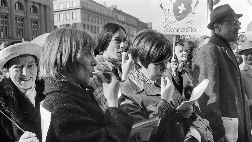 Auf dem Bundesplatz in Bern demonstrieren am 1. März 1969 mehrere tausend Frauen und Männer für das Frauenstimmrecht und gegen die Unterzeichnung der europäischen Menschenrechtskonvention mit dem Vorbehalt, dass Frauen nicht mitgemeint seien. (Archivbild)