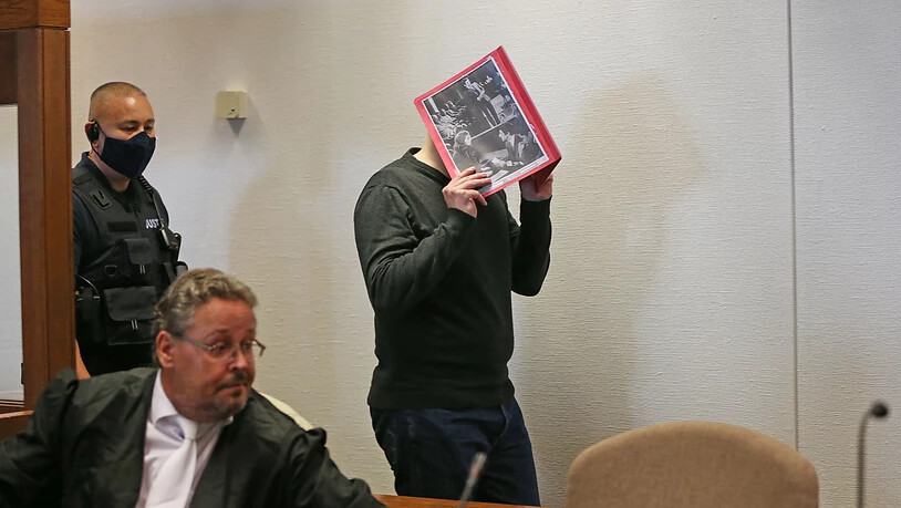 Der Angeklagte (r.) im Prozess wegen schweren sexuellen Missbrauchs von Kindern wird von einem Justizbeamten in den Gerichtssaal in Köln geführt. Foto: Oliver Berg/dpa