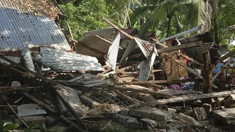HANDOUT - Auf diesem vom philippinischen Roten Kreuz zur Verfügung gestellten Foto ist ein umgestürztes Haus zu sehen, nachdem sich ein schweres Erdbeben auf der philippinischen Insel Masbate ereignet hat. Foto: John Mark Lalaguna/Philippine National Red…