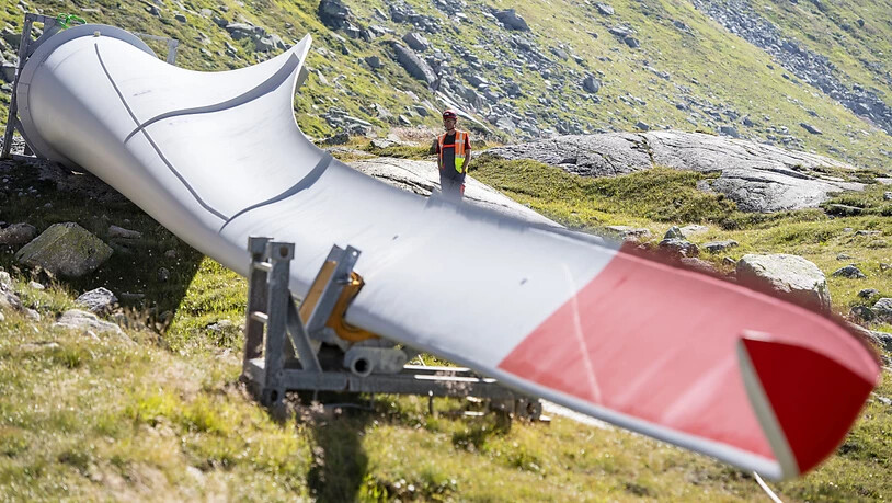 Am Donnerstag wurde auf dem Gotthard die dritte von insgesamt fünf Windturbinen eines neuen Energieparks montiert.