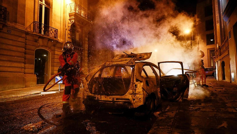 Feuerwehrmänner löschen ein brennendes Auto in der Nähe der Champs-Elysées. Nach dem 1:0-Sieg des FC Bayern gegen Paris Saint-Germain im Endspiel der Champions League in Lissabon ist es am Sonntagabend in der französischen Hauptstadt zu Ausschreitungen…