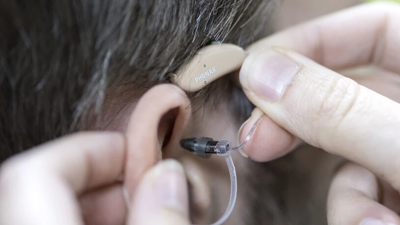 Ein Hörgerät wird angepasst - laut einer Studie machen Gehörlose und Hörbehinderte kaum Berufskarriere. (Symbolbild)