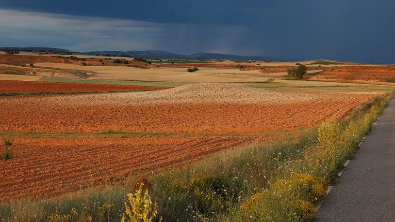 Sturm über einem spanischen Anbaugebiet: Bodenerosion verringert die landwirtschaftliche Produktivität.