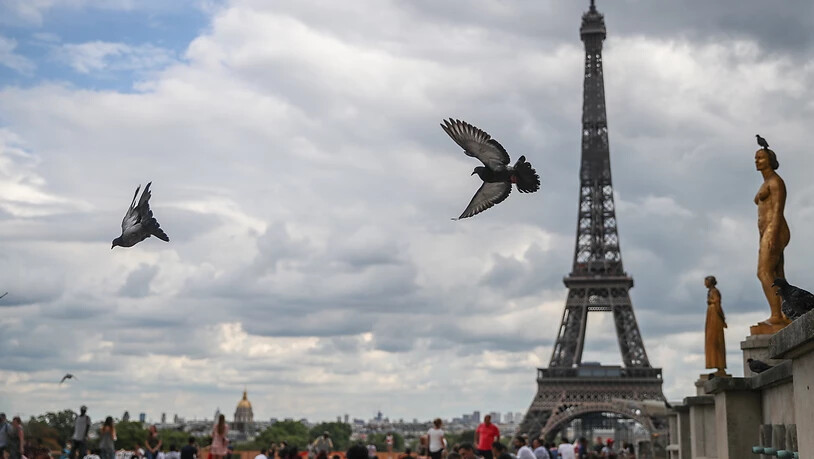Die Touristen bleiben wegen Corona aus: Der Eiffelturm in Paris (Symbolbild).