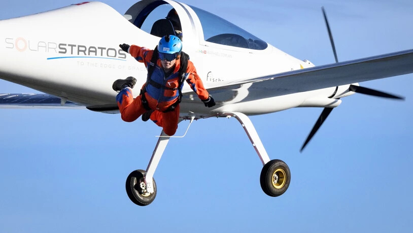 Der SolarStratos-Gründer Raphaël Domjan stürzt sich aus dem Solarflugzeug.