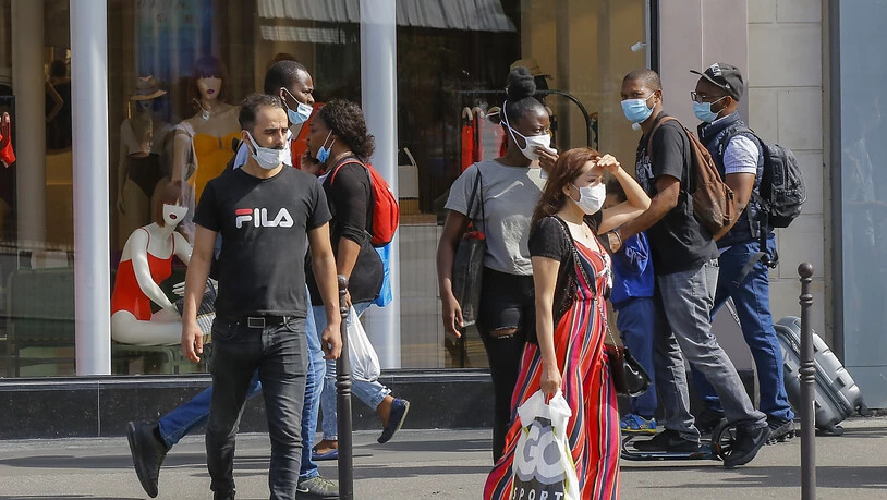 Den Franzosen ist wegen Corona die Kauflaune vergangen: Passanten am 21. August in Paris mit Schutzmasken.