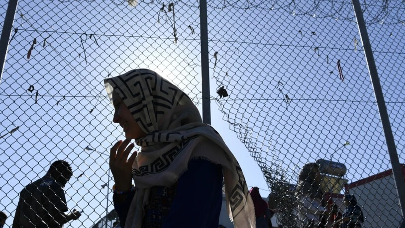 Menschen im grössten europäischen Flüchtlingslager Moria: Einigen von ihnen gibt die junge Afghanin Parwana Amiri eine Stimme mit ihrem Blog "Meine Worte brechen eure Grenzen", der nun als Buch in deutscher Übersetzung vorliegt. (Archivbild)