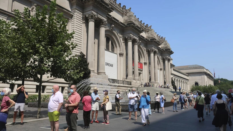 Die Menschen stehen Schlange, um in das Metropolitan Museum of Art in der Upper East Side von Manhattan zu gelangen. Foto: Ted Shaffrey/AP/dpa