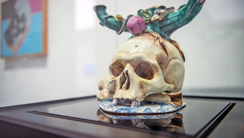 Der Tod – so bunt wie das Leben: Die Vielfalt in der von Stephan Kunz (oben rechts) und Stefan Zweifel kuratierten Ausstellung im Bündner Kunstmuseum ist nur schwer in wenigen Fotos zu fassen. Bilder: Philippe Baer