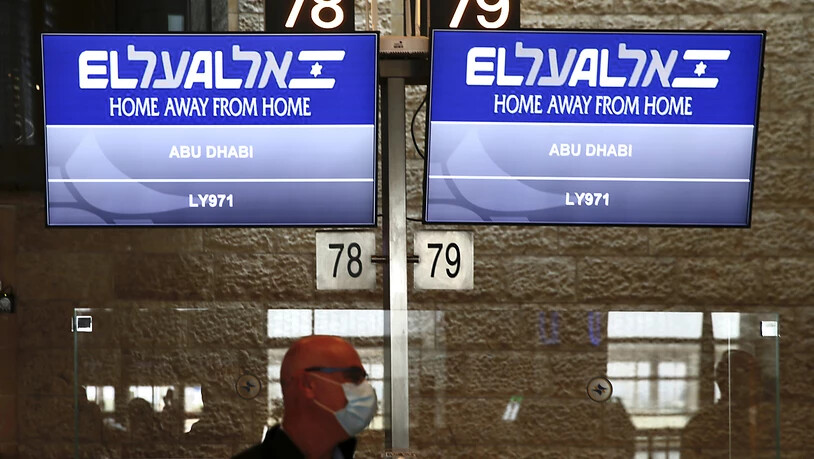 Die Flugnummer des El Al-Fluges nach Abu Dhabi wird am Flughafen Ben Gurion angezeigt. Foto: Ariel Schalit/AP/dpa