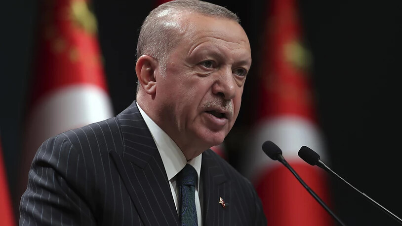 HANDOUT - Recep Tayyip Erdogan, Präsident der Türkei,  während einer Fernsehansprache im Anschluss an eine Kabinettssitzung. Foto: --/Turkish Presidency/ AP Pool/dpa - ACHTUNG: Nur zur redaktionellen Verwendung und nur mit vollständiger Nennung des…