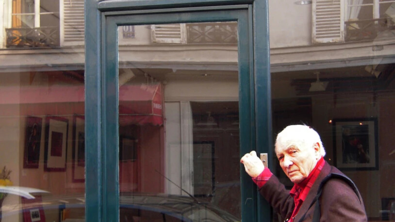 ARCHIV - Der deutsche Fotograf Jürgen Schadeberg steht vor einer Galerie in Paris. Schadeberg, der einige der wichtigsten Ereignisse der Apartheid dokumentierte, ist tot. Foto: Ralf Krüger/dpa