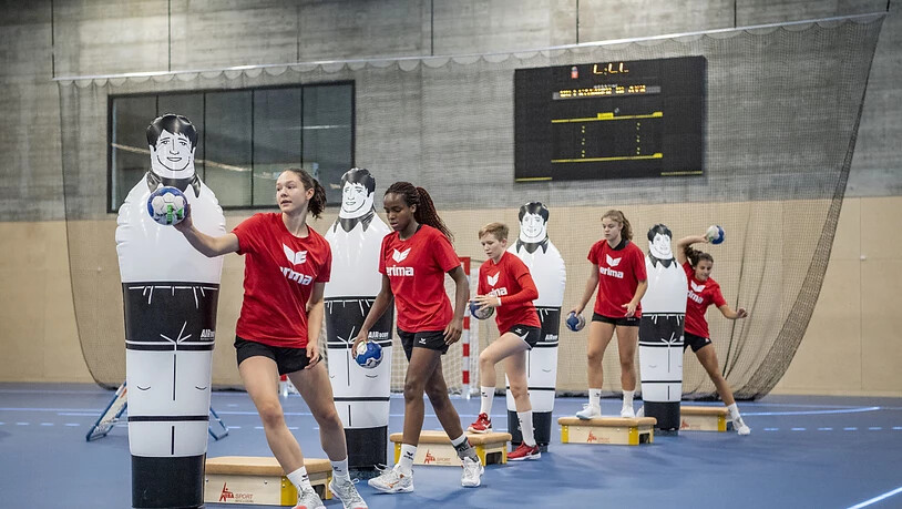 Ein Schweizer Frauenhandball Nachwuchs Team trainiert in der Sporthalle für Hallensport im "OYM"