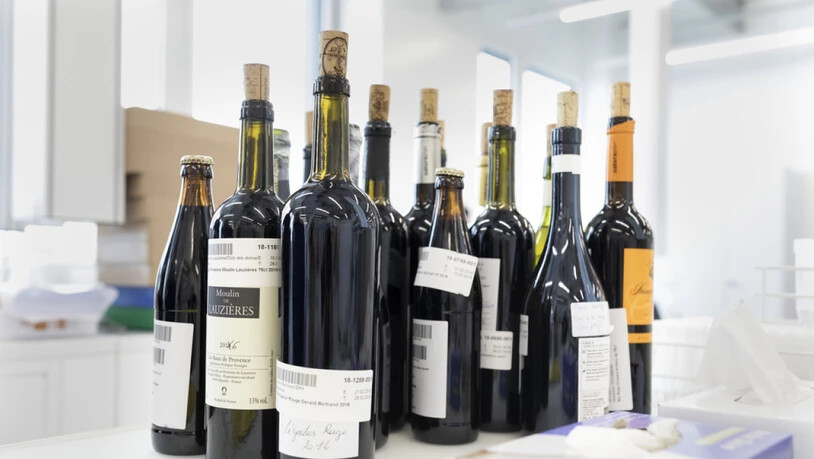 In einem Schweizer Lebensmittellabor stehen Weine parat, die auf Schadstoffe geprüft werden sollen. Ein Verfahren aus Österreich erleichtert nun den Prozess: Es testet innert 42 Minuten auf 1400 Schadstoffe. (Symbolbild)