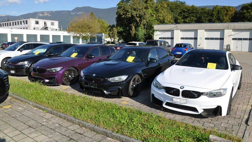 Aus dem Verkehr gezogen: Die von der Kantonspolizei Solothurn sichergestellten Fahrzeuge von Auto-Posern warten auf die Motorfahrzeugkontrolle.