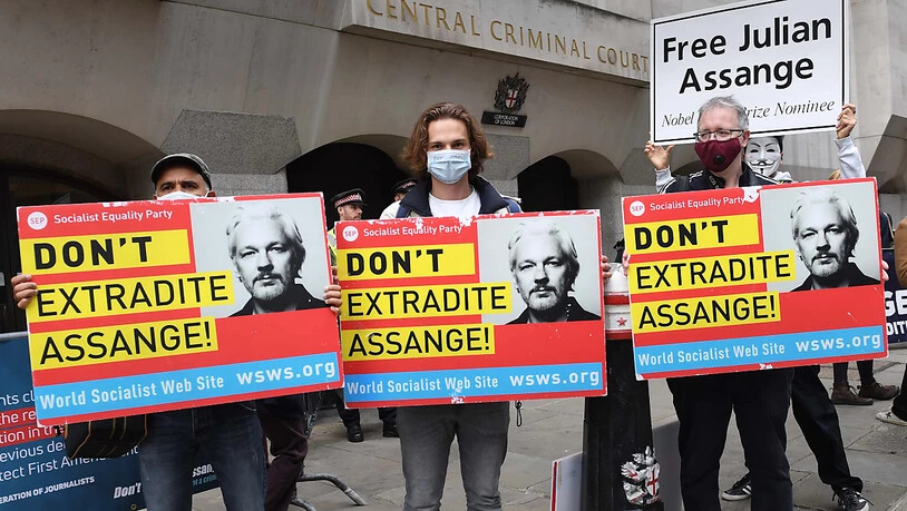Demonstranten stehen mit Plakaten mit der Aufschrift "Don't Extradite Assange" (dt. Liefert Assange nicht aus) vor dem Old Bailey Gericht, im Vorfeld einer Anhörung im Kampf des Wikileaks-Gründers gegen die Auslieferung an die USA. Foto: Stefan Rousseau…