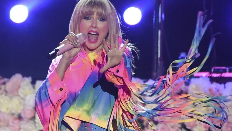 ARCHIV - Swift hat W. Houston eingeholt: Sie sind nun gemeinsam die beiden Künstlerinnen, die in den meisten aufeinanderfolgenden Wochen auf Platz 1 der US-amerikanischen «Billboard 200 Charts» standen. Foto: Chris Pizzello/Invision/AP/dpa
