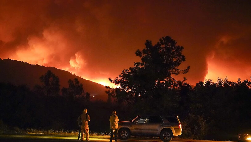 Das Creek-Feuer brennt entlang des Highway 168 in der Nähe von Alder Springs. Foto: Marcio Jose Sanchez/AP/dpa