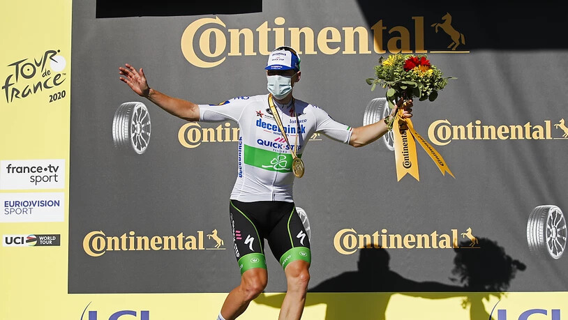 Sam Bennett freut sich auf dem Podium über seinen ersten Sieg an der Tour de France