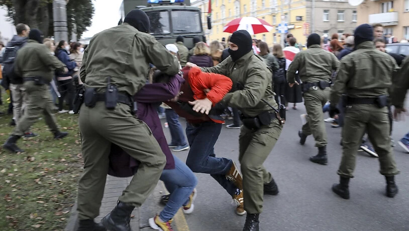 dpatopbilder - Polizisten nehmen Unterstützer der bekannten Oppositionspolitikerin Kolesnikowa bei einer Demonstration in Belarus fest. Foto: Uncredited/AP/dpa