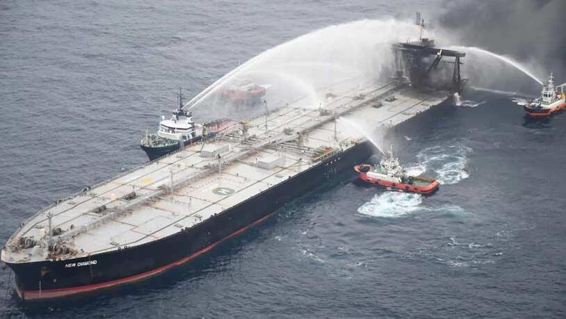 HANDOUT - Das am 08.09.2020 zur Verfügung gestellte Handout zeigt Rettungsboote, die das Feuer auf einem Öltanker vor der Küste von Sri Lanka löschen. Foto: -/Sri Lankan Air Force/AP/dpa - ACHTUNG: Nur zur redaktionellen Verwendung im Zusammenhang mit…