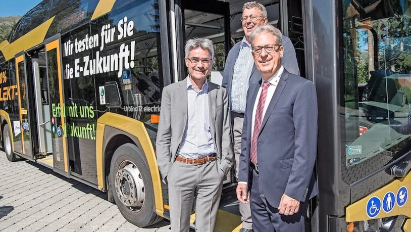 Test-Bus: Regierungsrat Mario Cavigelli, Aron Moser, GemeindePräsident Vaz/Obervaz, und Walter Schwizer von Postauto