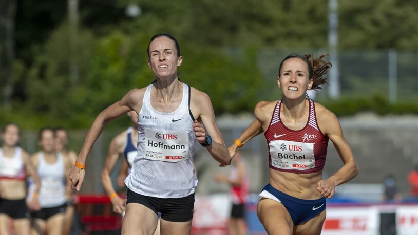 Lore Hoffmann und Selina Büchel lieferten sich an den Schweizer Meisterschaften in Basel über 800 m einen packenden Zweikampf