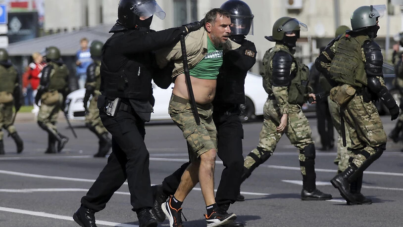 Bereitschaftspolizisten nehmen einen Demonstranten bei einem Protest der Opposition fest. Mehr als 250 Menschen sollen bei neuen Massenprotesten gegen den belarussischen Staatschef Lukaschenko festgenommen worden sein. Foto: AP/dpa
