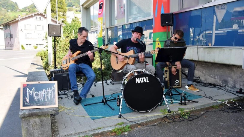 Musikalischer Anziehungspunkt: Das Trio Mocca#11 lockt die Passanten an.