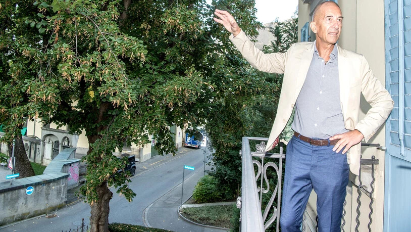 Kantonsbaumeister Markus Dünner zeigt die besondere Lage der Villa Brügger hinter Postremise und Stadtpark