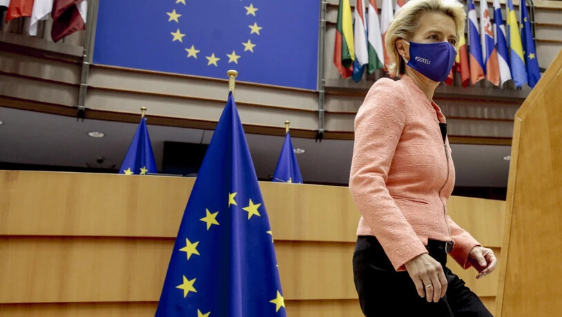 dpatopbilder - Ursula von der Leyen, Präsidentin der Europäischen Kommission, kommt ins Europäische Parlament, um während der Plenarsitzung ihre erste Rede zur Lage der Union zu halten. (RECROP) Foto: Olivier Hoslet/Pool EPA/AP/dpa