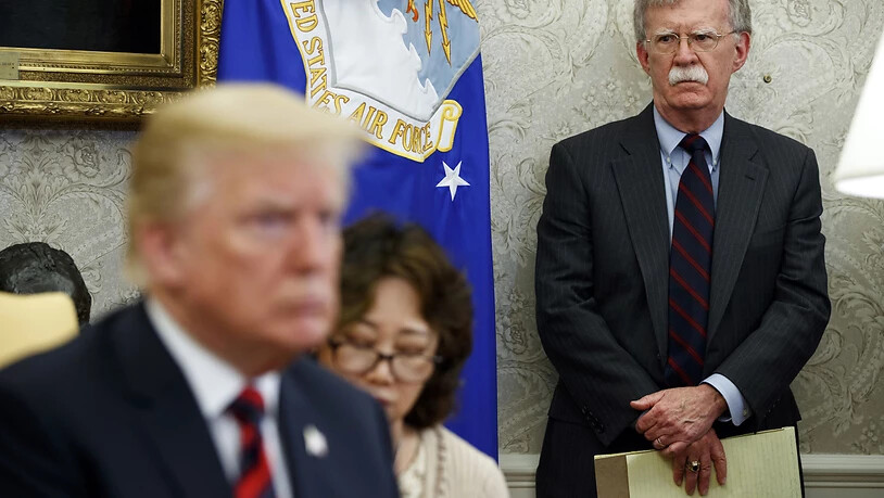 ARCHIV - John Bolton (r), US-Sicherheitsberater, steht neben Donald Trump, Präsident der USA, bei einem Treffen mit dem Präsidenten von Südkorea im Oval Office. Foto: Evan Vucci/AP/dpa