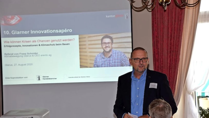 Auf Einladung des Glarner Wirtschaftsförderers Christian Zehnder referiert Franz Schnider (auf der Projektion).