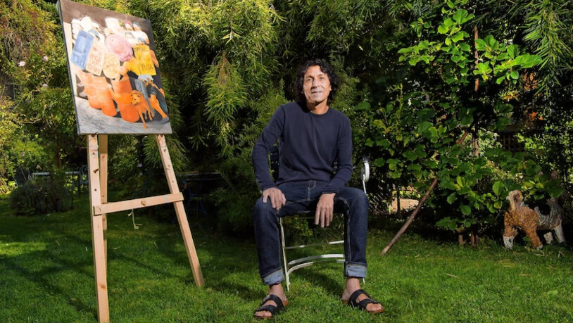 Aufwühlende Ereignisse: Alejandro Vásquez verfolgt auch von Lilly Kellers Garten in Thusis aus ständig das politische Geschehen in Lateinamerika. Bild Philipp Baer