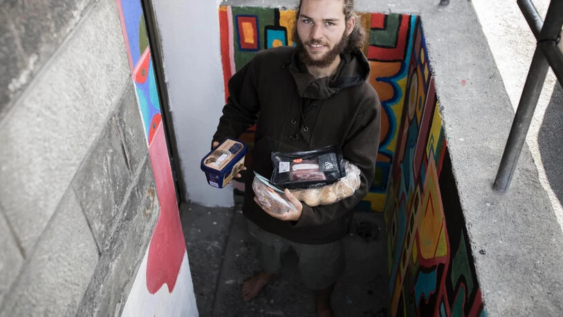 Yannik Keller füllt ab nächster Woche die Regale mit Lebensmittel, die nicht mehr verkauft werden können.