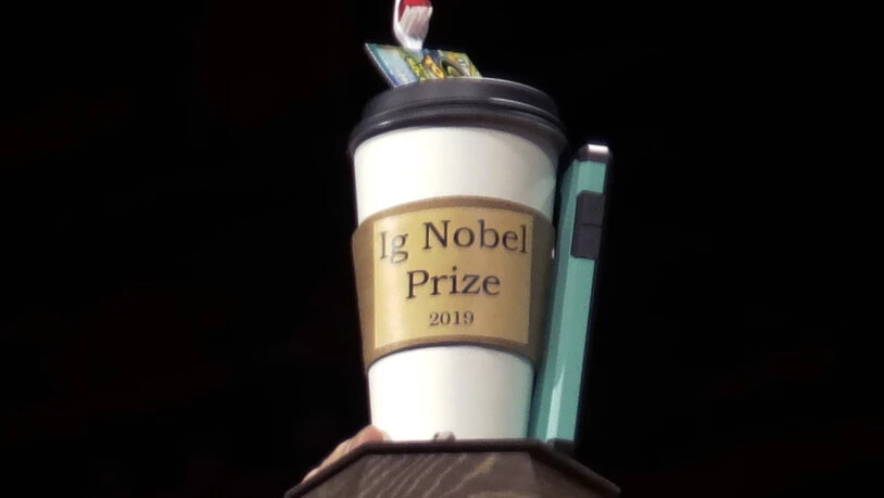ARCHIV - Der Ig-Nobelpreis wird bei der Verleihung der «Ig-Nobelpreise» an der Harvard Universität ausgestellt. Foto: Elise Amendola/AP/dpa