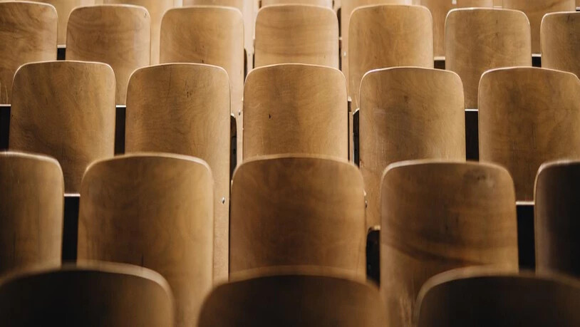 Schier unendliche Sitzreihen: Der Blick aus den hinteren Reihen eines Hörsaals.