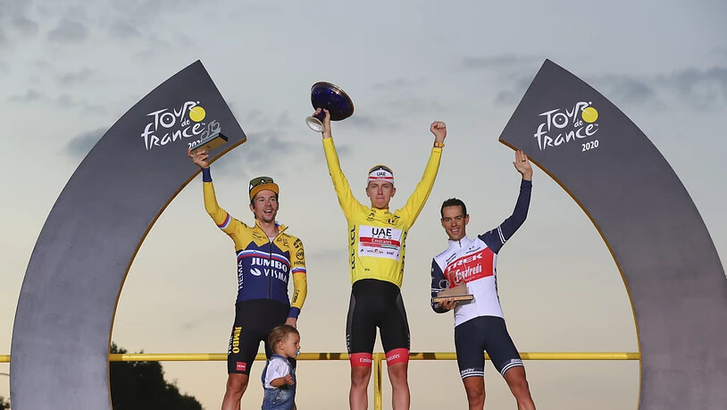 Das Podest der 107. Tour de France: Sieger Tadej Pogacar umrahmt von Primoz Roglic (links) und Richie Porte (rechts)