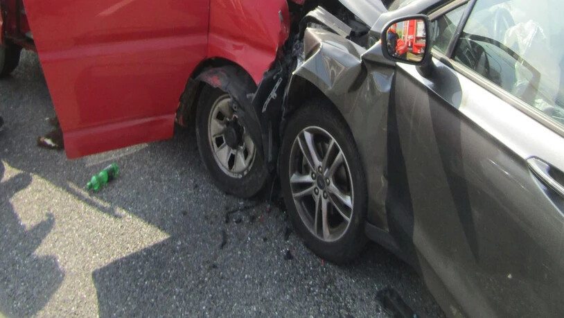 Ein 78-jähriger Autofahrer streifte erst das eine Fahrzeug und kollidierte dann frontal mit dem nächsten.