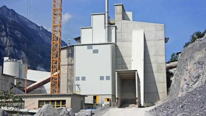 Hier brennt die Kalchi ihren Kalk: Hier ist das neue Ofengebäude der Kalkfabrik Netstal von Süden aus zu sehen.