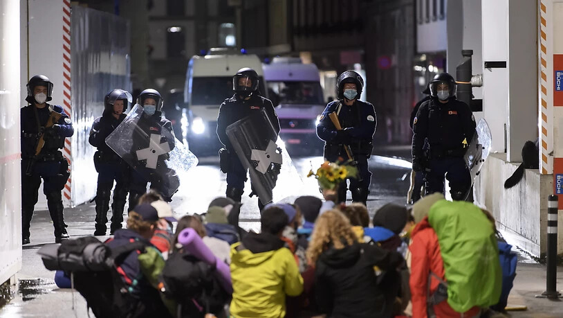 Polizisten in Kampfmontur räumten in der Nacht den Bundesplatz.