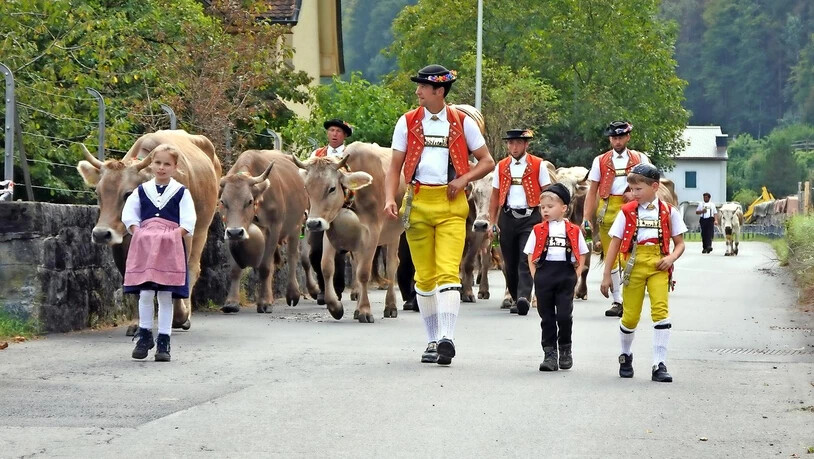 Zusammen als Familie unterwegs: Der Nachwuchs von Marco Hauser (Bildmitte) ist nach einem langen Fussmarsch immer noch sehr gut 