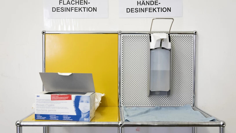 SStrenge Hygieneregeln: Eine Tisch mit Desinfektionsmitteln und Schutzmasken im Contact Tracing Zentrum des Kantons Bern.