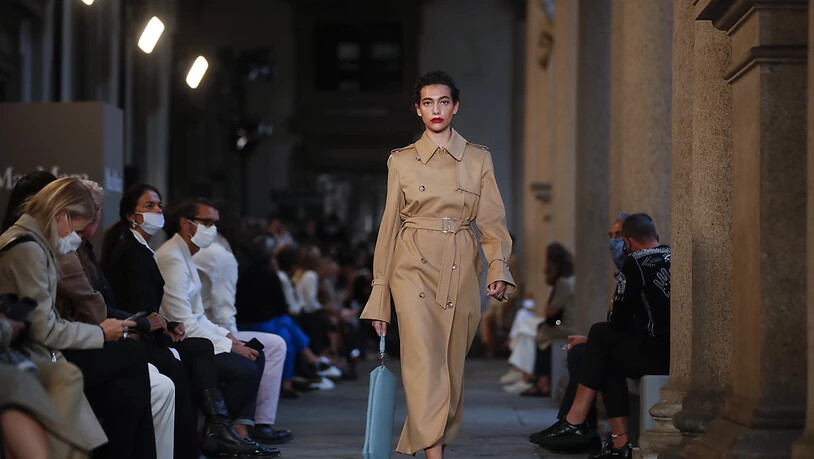 Ein Model trägt eine Kreation der Kollektion für Frühling/Sommer 2021 von Max Mara während der Fashion Week in Mailand. Foto: Antonio Calanni/AP/dpa